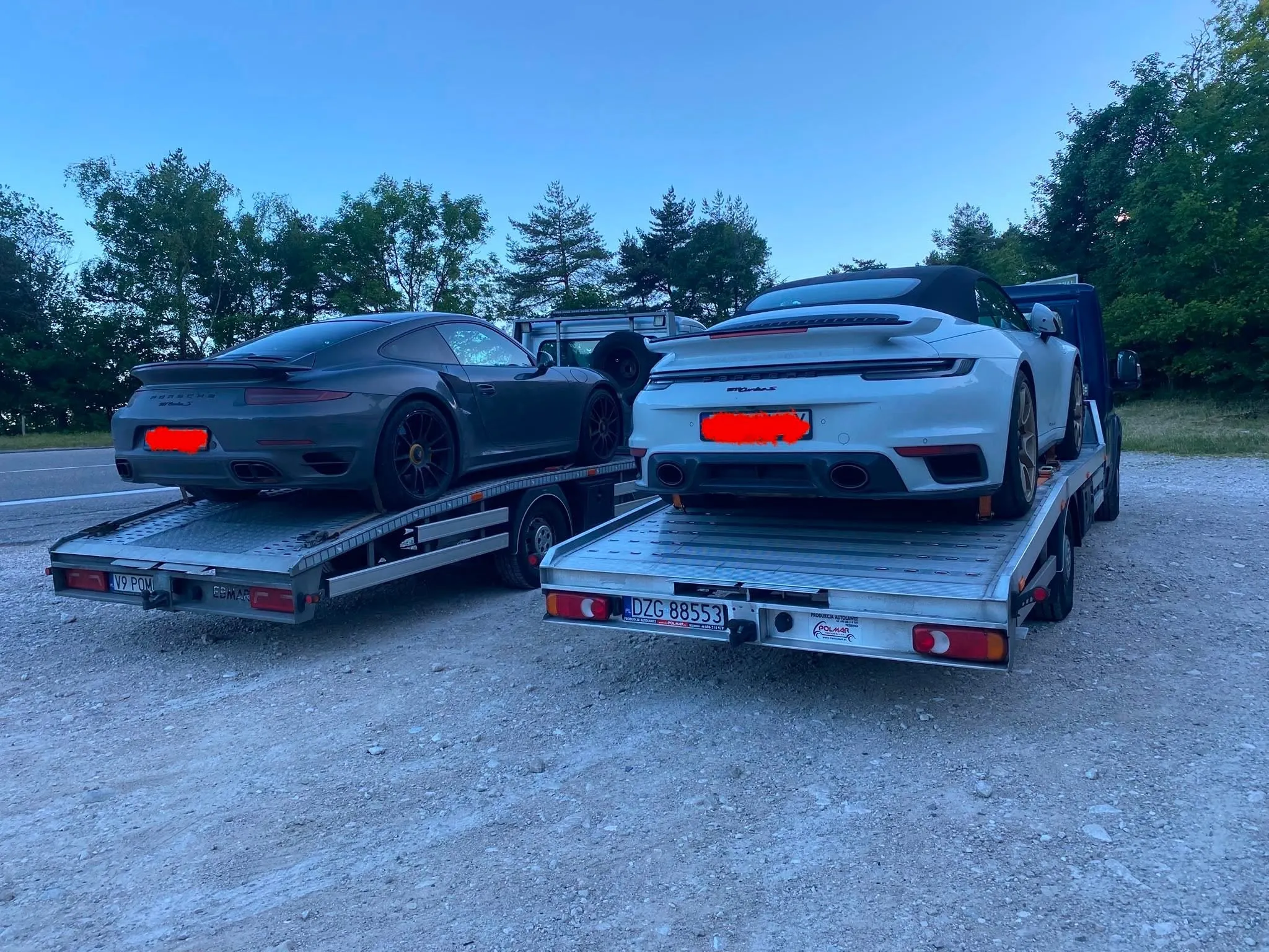 Transport samochodów Porsche z Olszyny do Berlina na lawetach